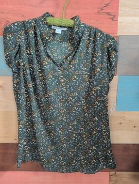 Amazon Essentials Dark Green Floral V-Neck Puff Sleeve Blouse